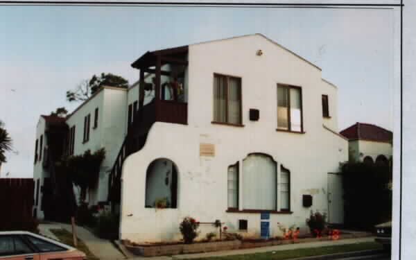 5211-5213 1/2 Sierra Vill in Los Angeles, CA - Building Photo