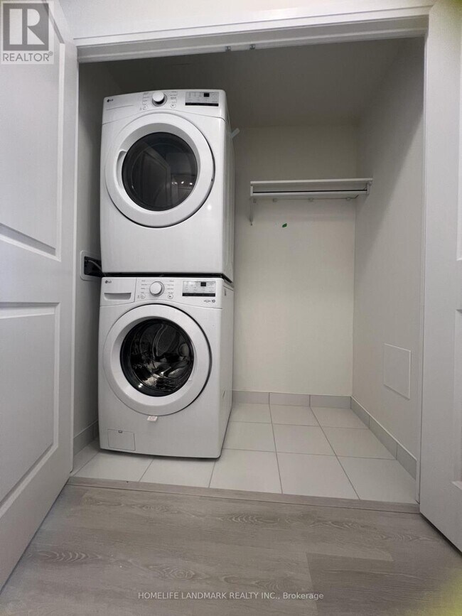 3260 Sheppard Ave E in Toronto, ON - Building Photo - Building Photo