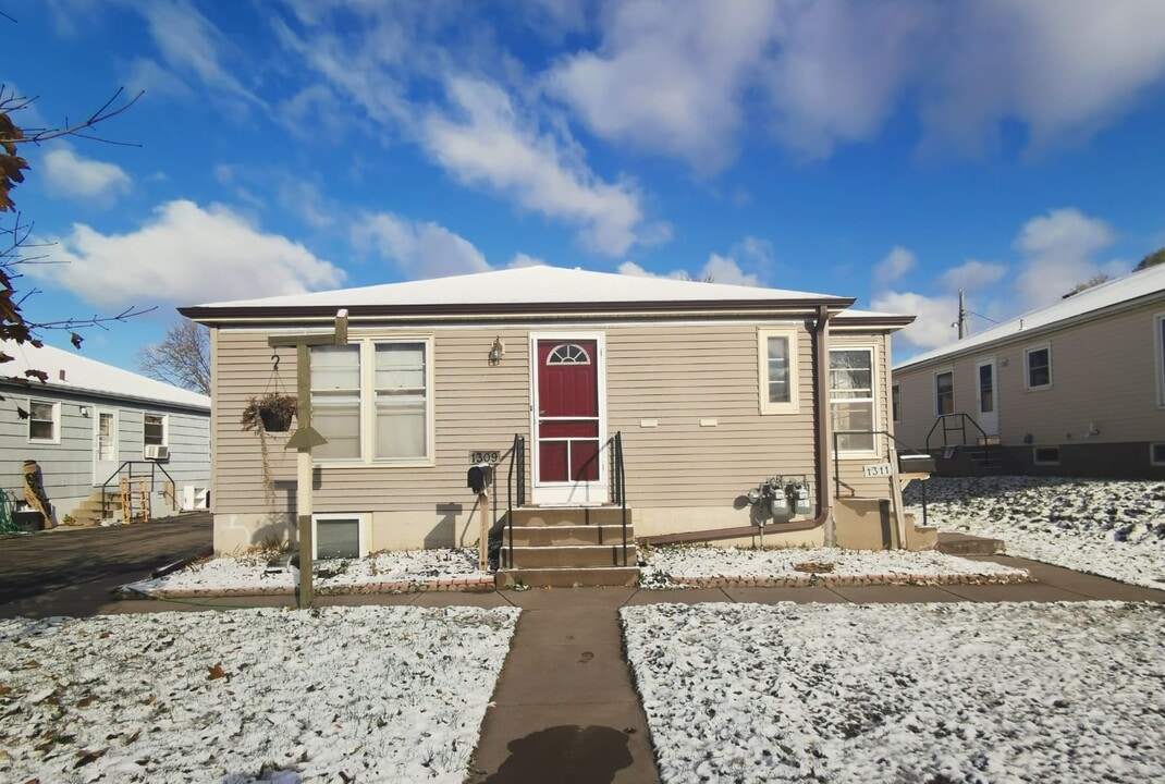 1311 Oxford St in Hopkins, MN - Foto de edificio