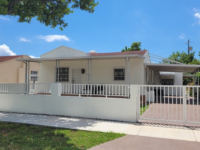 2252 SW 10th St in Miami, FL - Building Photo - Building Photo