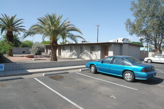 5739-5751 E Pima St in Tucson, AZ - Building Photo - Building Photo