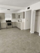 467 Golden Isles Dr in Hallandale Beach, FL - Building Photo - Building Photo