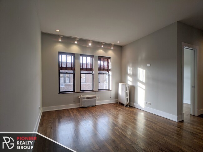 736 W Addison St in Chicago, IL - Building Photo - Building Photo