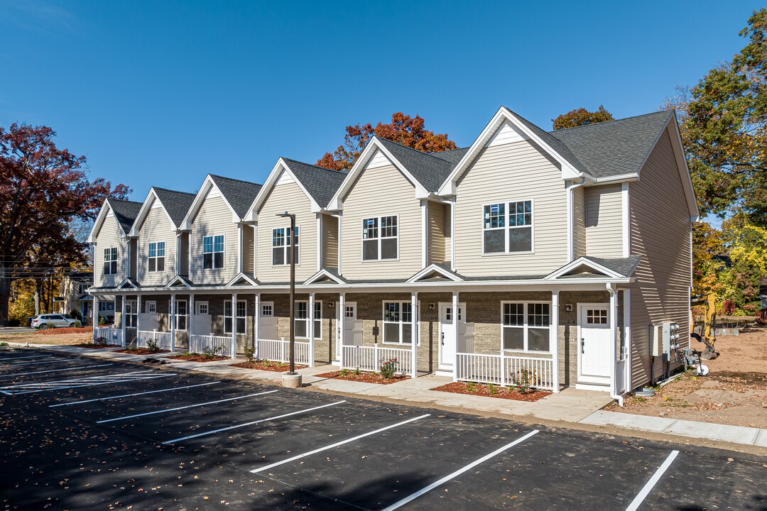 Apex Townhomes in Manchester, CT - Foto de edificio