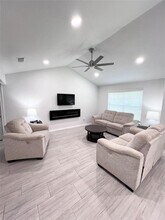 413 Laurel St in Bastrop, TX - Building Photo - Building Photo