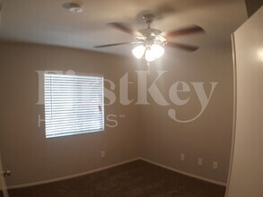 4941 Drifting Pebble St in North Las Vegas, NV - Foto de edificio - Building Photo