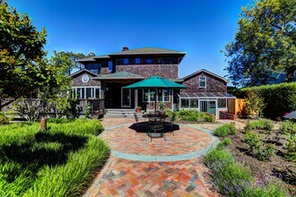 3 Middle Pond Ln in Southampton, NY - Building Photo - Building Photo