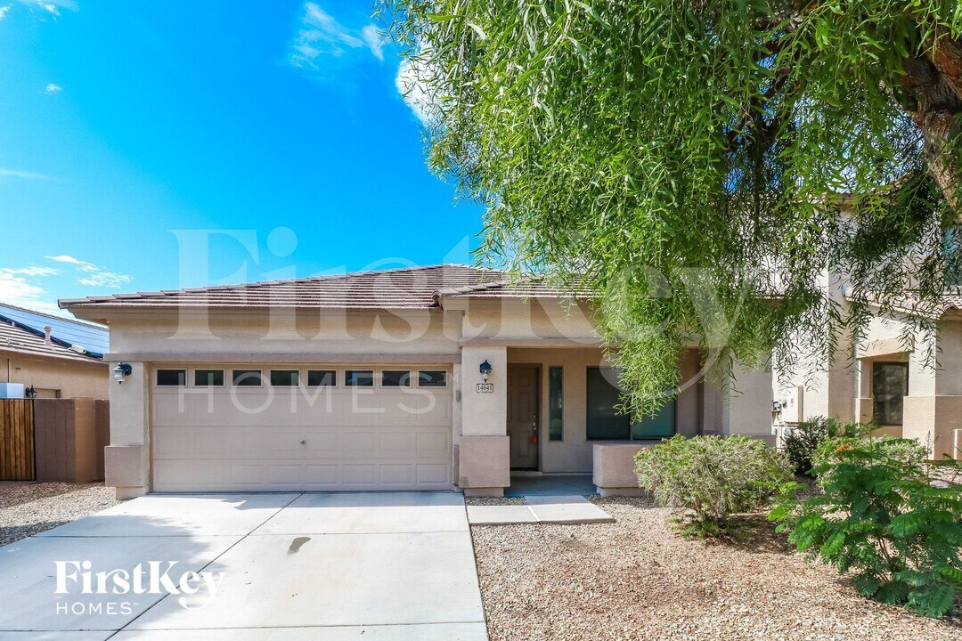 14641 W Port Royale Ln in Surprise, AZ - Building Photo