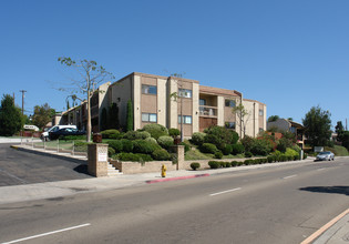 Cypress Plaza in La Mesa, CA - Foto de edificio - Building Photo