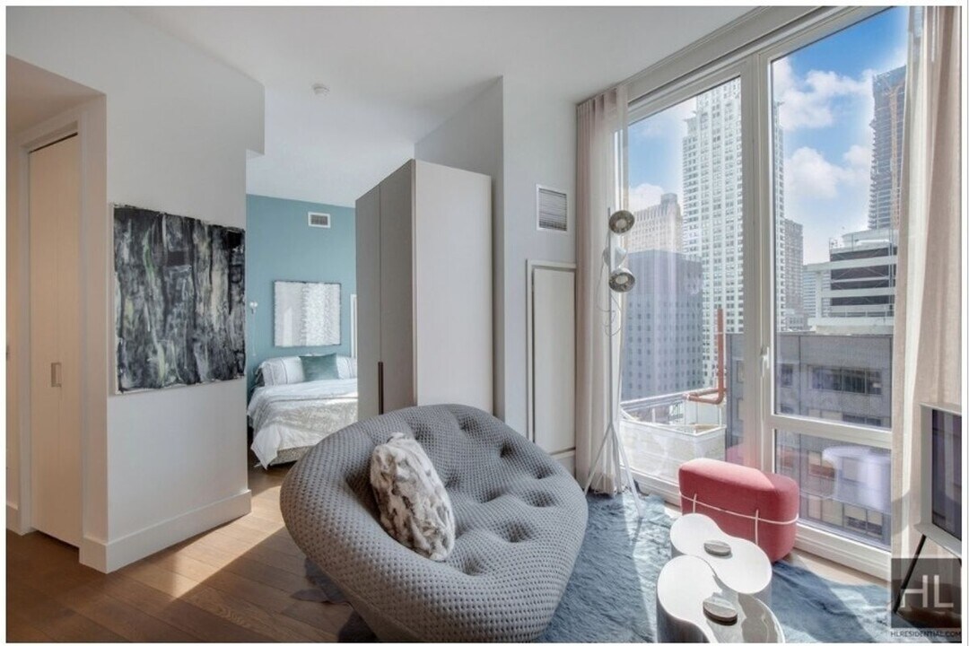 East 44th Street in New York, NY - Building Photo