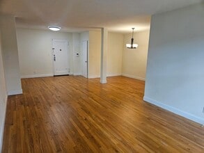 240 240th St in Hempstead, NY - Building Photo - Building Photo