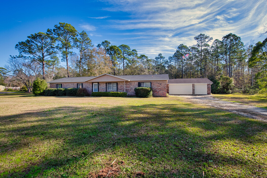 2266 Stallion Rd in Gonzalez, FL - Building Photo