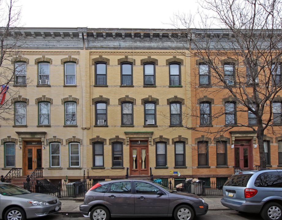 1669 Cornelia St in Flushing, NY - Building Photo