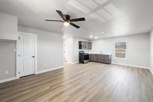 113 Thomas St in Rogers, TX - Building Photo