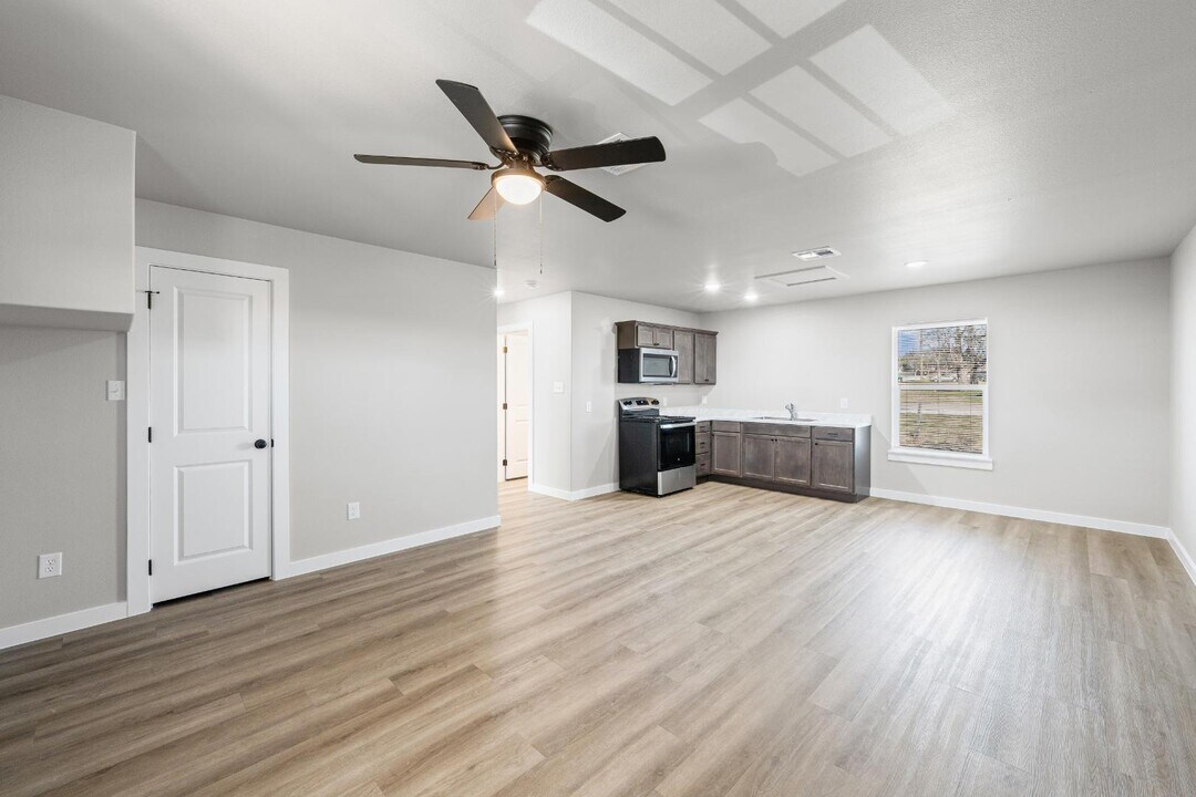 113 Thomas St in Rogers, TX - Building Photo