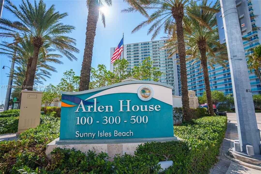 100 Bayview Dr in Sunny Isles Beach, FL - Building Photo