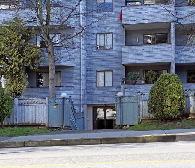 West Bay Court in Vancouver, BC - Building Photo - Building Photo