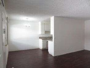 447 W Elk Ave, Unit 11 in Glendale, CA - Building Photo - Building Photo