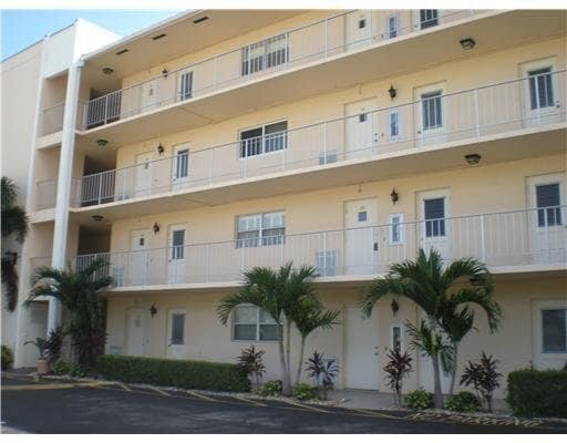 698 NE Spanish River Blvd in Boca Raton, FL - Foto de edificio - Building Photo