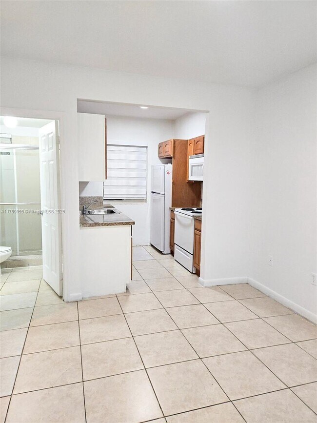 7130 Rue Versailles Dr in Miami Beach, FL - Building Photo - Building Photo