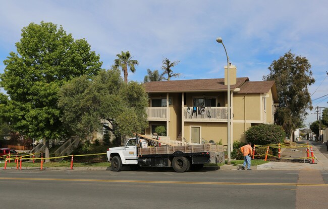 402 N Clementine St in Oceanside, CA - Foto de edificio - Building Photo