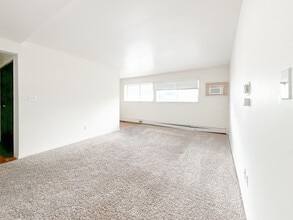 Village Shore Apartments in Flint, MI - Building Photo - Building Photo