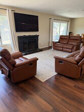 5263 Creekside Rd in Camarillo, CA - Building Photo - Building Photo