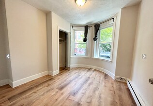 7 Warwick St, Unit 1 in Boston, MA - Foto de edificio - Building Photo