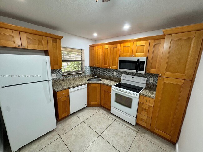 3817 Cocoplum Cir in Coconut Creek, FL - Building Photo - Building Photo