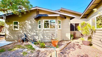 2329 Canonita Dr in Fallbrook, CA - Building Photo