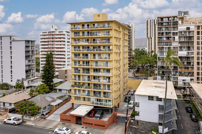 King Kalani Apartments in Honolulu, HI - Building Photo - Building Photo