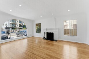 824 S Holt Ave in Los Angeles, CA - Building Photo