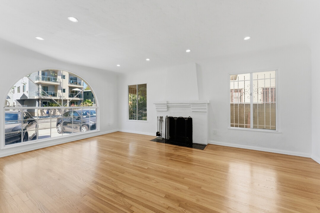 824 S Holt Ave in Los Angeles, CA - Foto de edificio