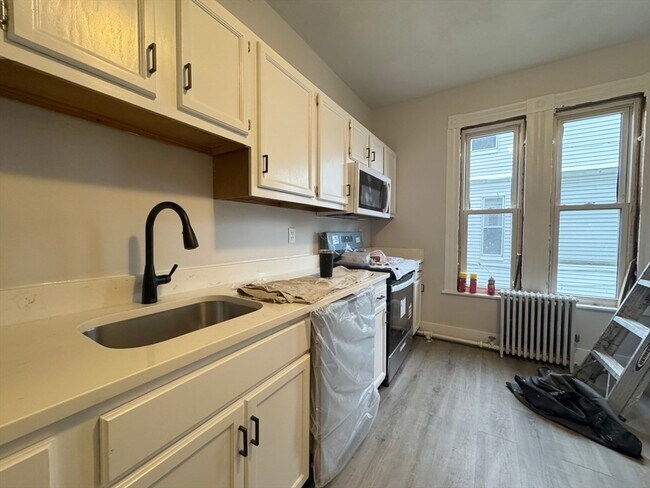 24 Foster St, Unit 1 in Boston, MA - Foto de edificio - Building Photo