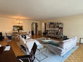 45 Longwood Ave, Unit #206 in Brookline, MA - Foto de edificio - Building Photo