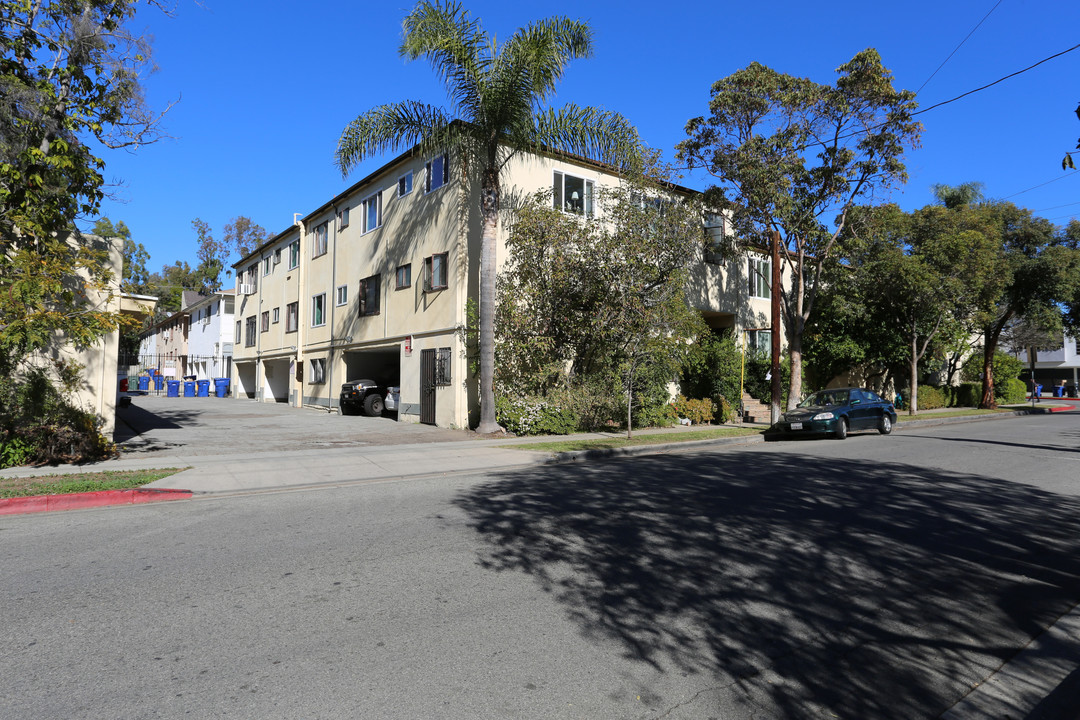 905 N Sweetzer Ave in West Hollywood, CA - Building Photo