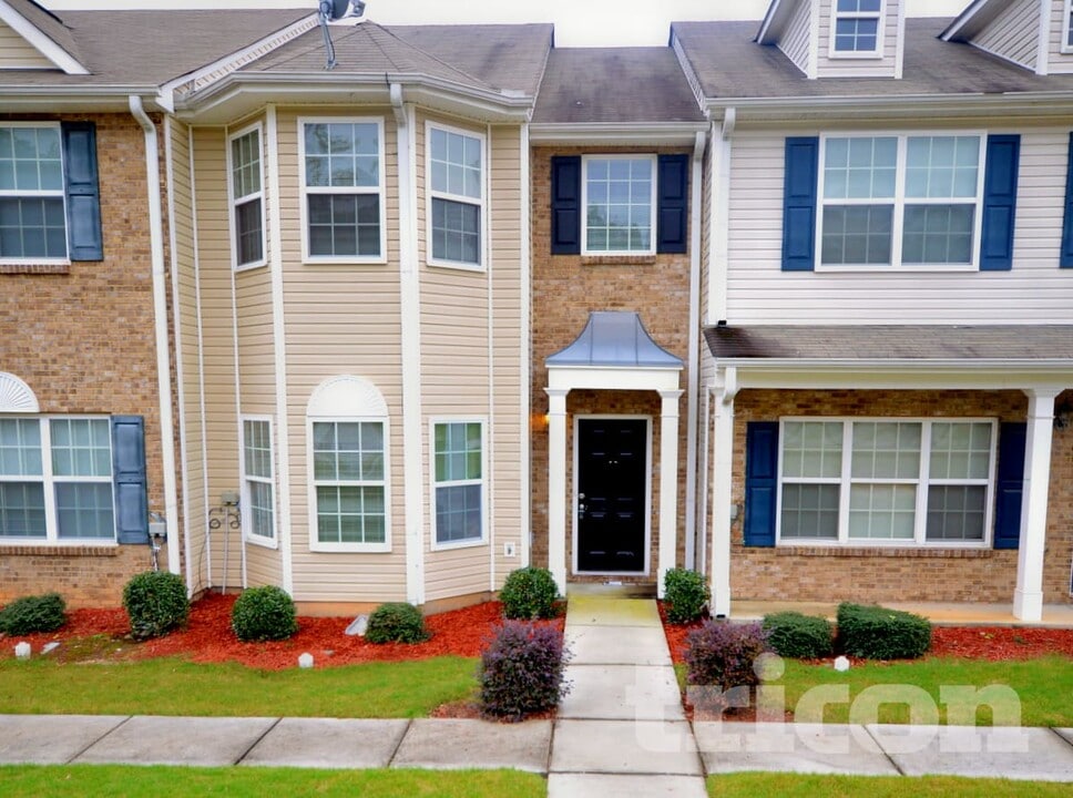 5325 Oakley Commons Blvd in Union City, GA - Building Photo