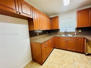 717 NE 10th Ave in Hallandale Beach, FL - Building Photo - Building Photo