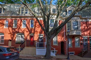 327 E Locust St in York, PA - Building Photo