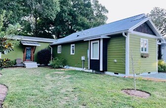 501 E Poplar Ave in Carrboro, NC - Building Photo - Building Photo