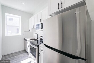 5715 Woodland Ave in Philadelphia, PA - Building Photo - Building Photo