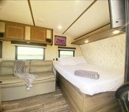 1322 Clear Lake Rd in Highlands, TX - Building Photo - Building Photo