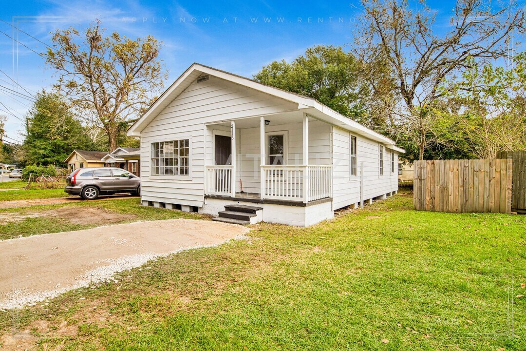 2113 Hathcox St in Mobile, AL - Building Photo