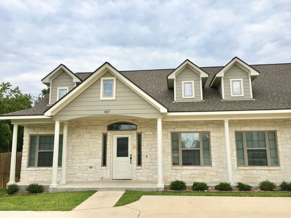 817 Dominik Dr in College Station, TX - Building Photo