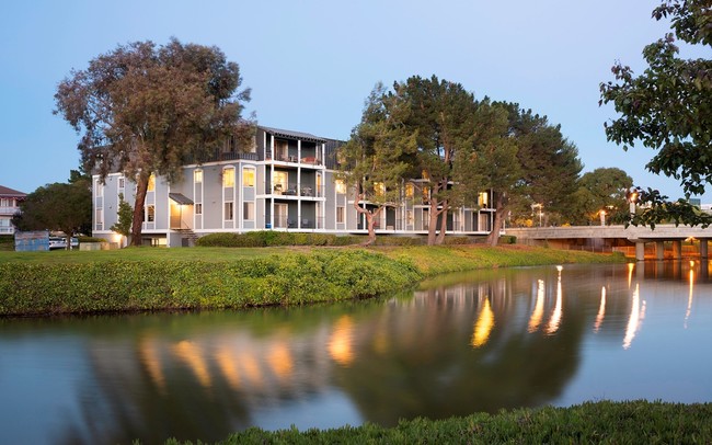 Mariner's West Apartments in San Mateo, CA - Foto de edificio - Building Photo