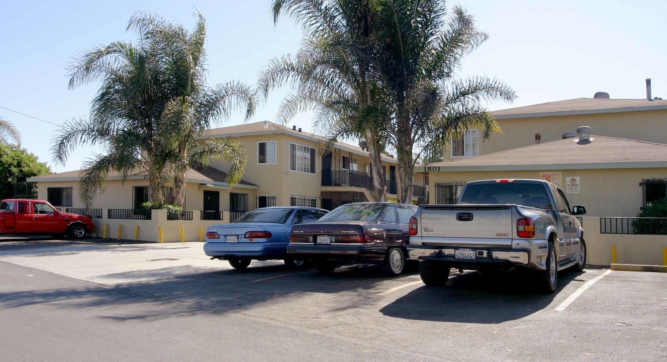 1729-1801 N Alhambra Ave in Compton, CA - Foto de edificio