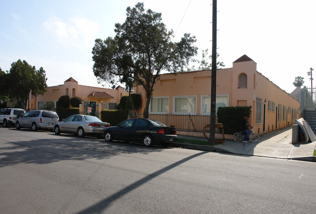 927-935 N Serrano Ave in Los Angeles, CA - Building Photo