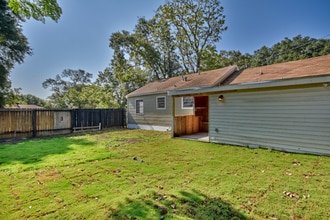 112 E Chatham St in Bellville, TX - Foto de edificio - Building Photo