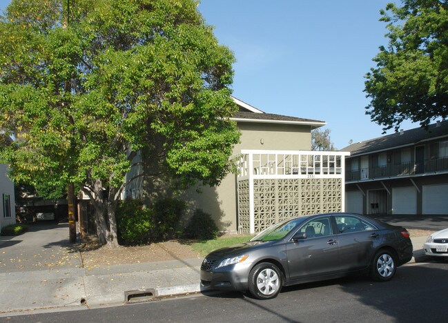 2331 Pauline Dr in San Jose, CA - Foto de edificio - Building Photo