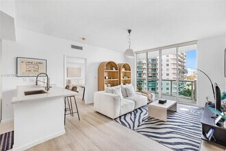 7910 Harbor Island Dr in North Bay Village, FL - Foto de edificio - Building Photo